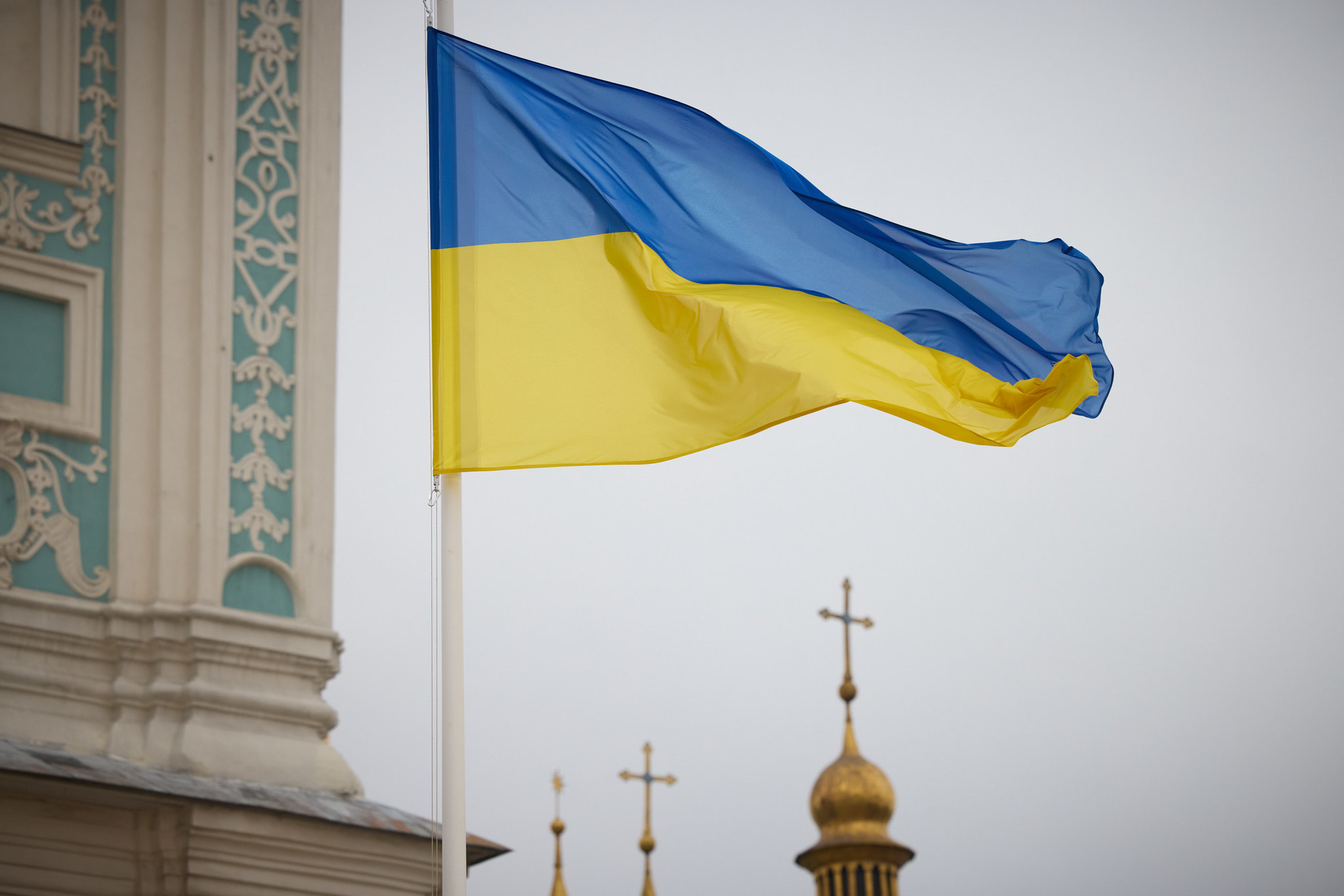 Ukraines flag, kirker i baggrunden. Foto: President Of Ukraine